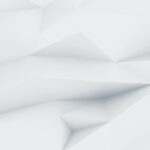 Un fond abstrait blanc et gris clair avec des formes géométriques angulaires et des ombres douces.