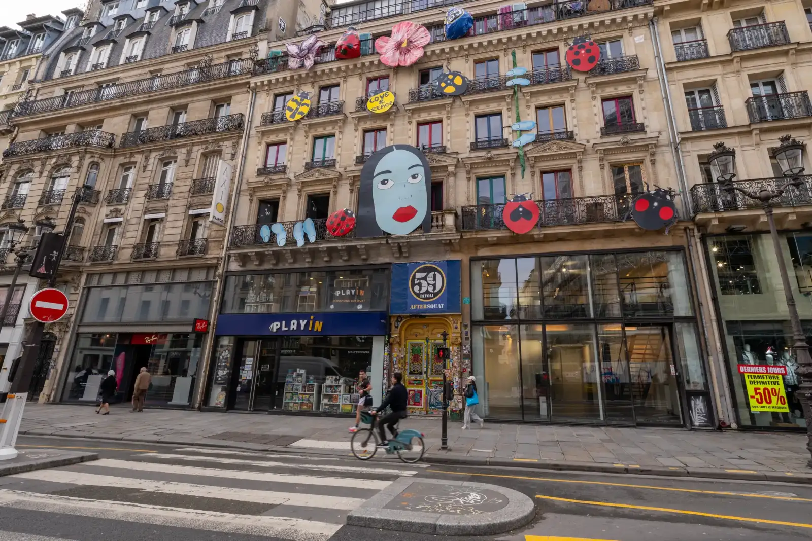 La façade colorée du 59 Rivoli à Paris est décorée de sculptures artistiques originales.