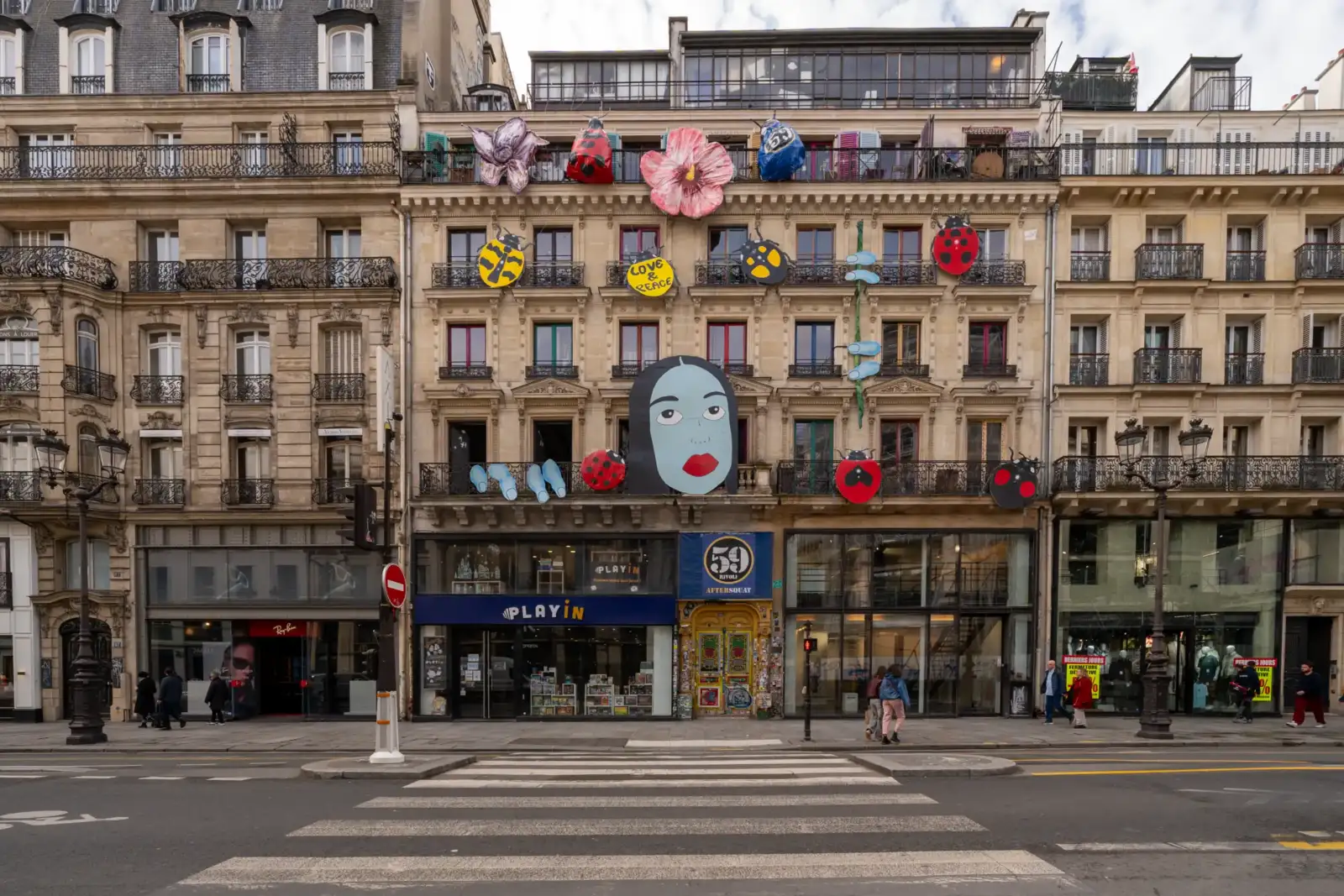 La façade colorée du 59 Rivoli à Paris est décorée de sculptures artistiques excentriques.