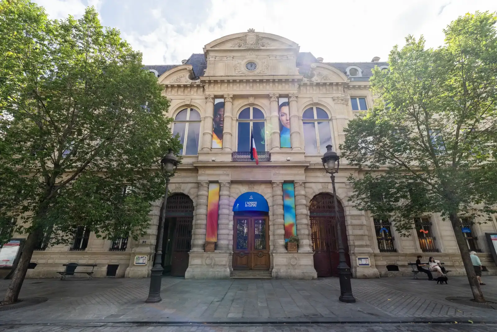 Vue de la façade principale et élégante de l'Académie du climat à Paris.