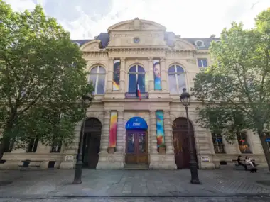 Vue de la façade principale et élégante de l'Académie du climat à Paris.