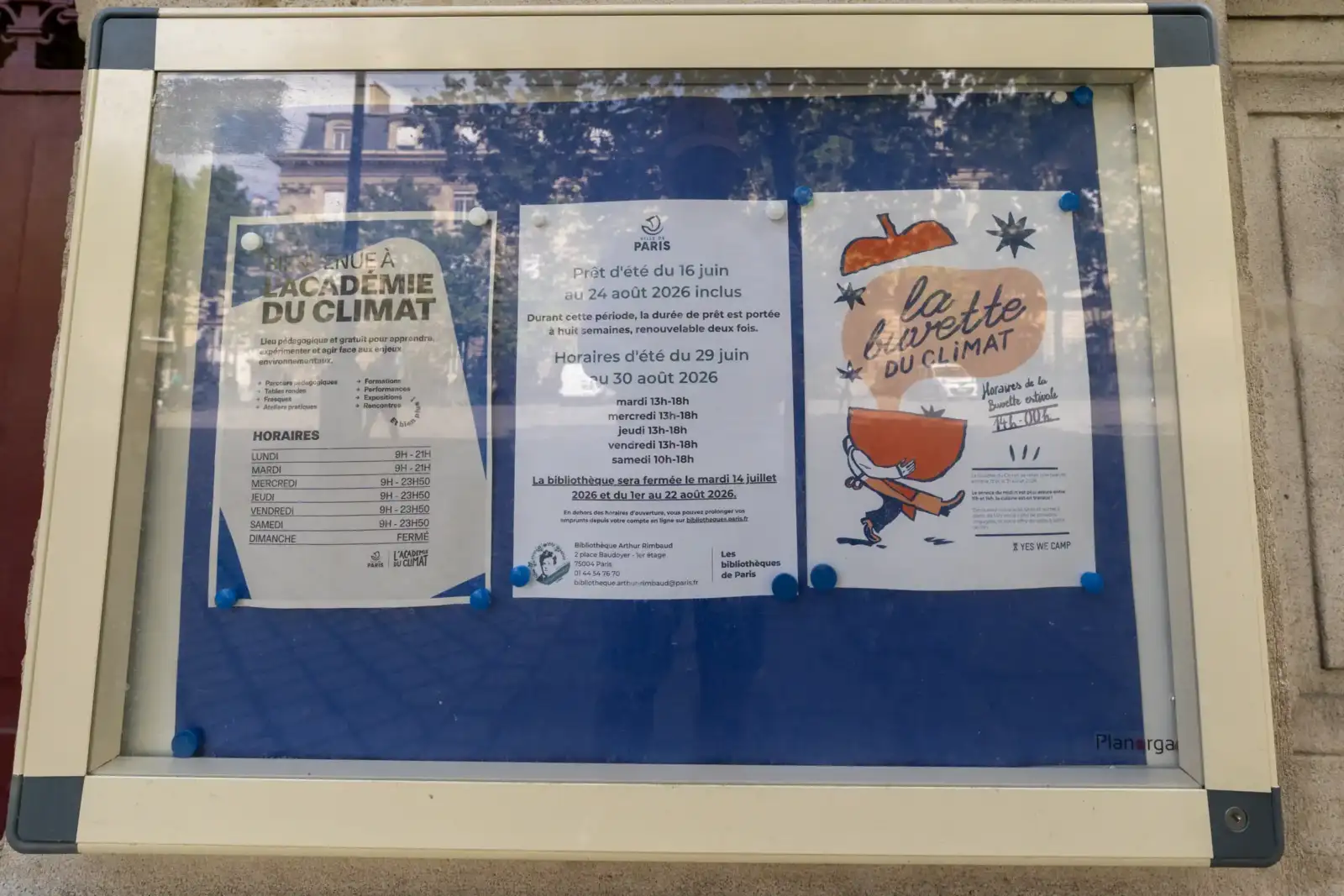 Un panneau d affichage vitré présente des affiches informatives de l Académie du Climat.