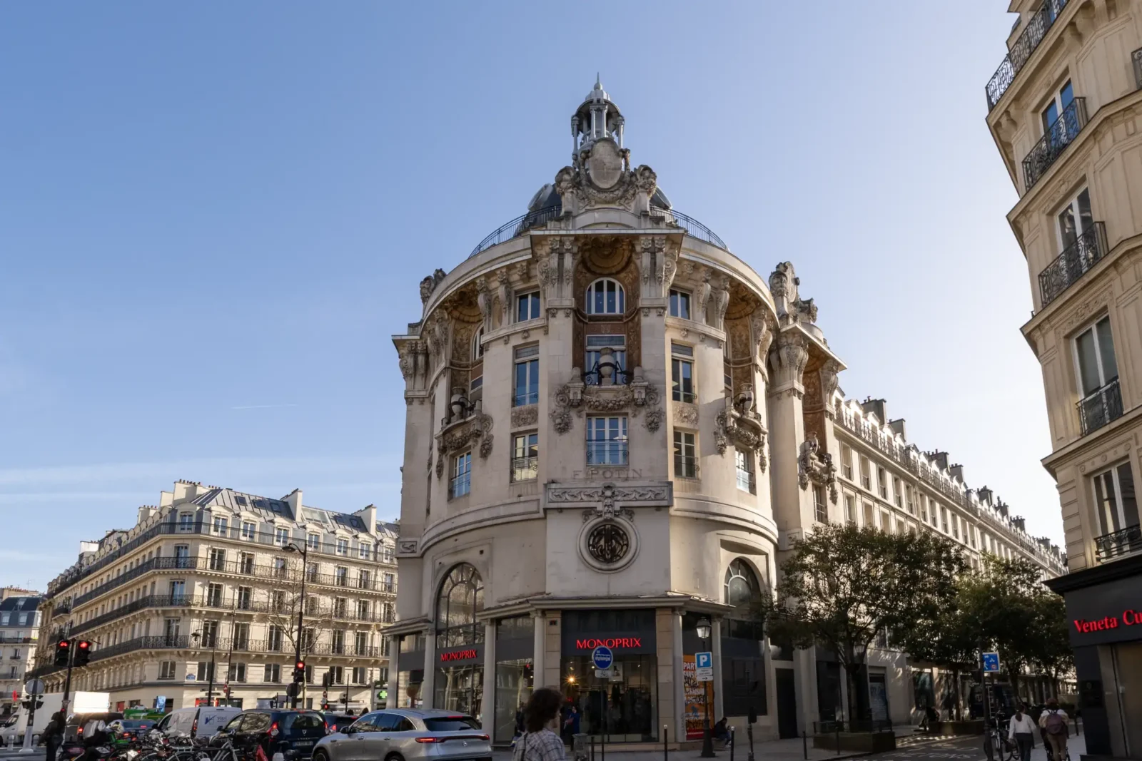 La façade sculptée de l'ancien magasin Félix Potin sous un ciel bleu dégagé.