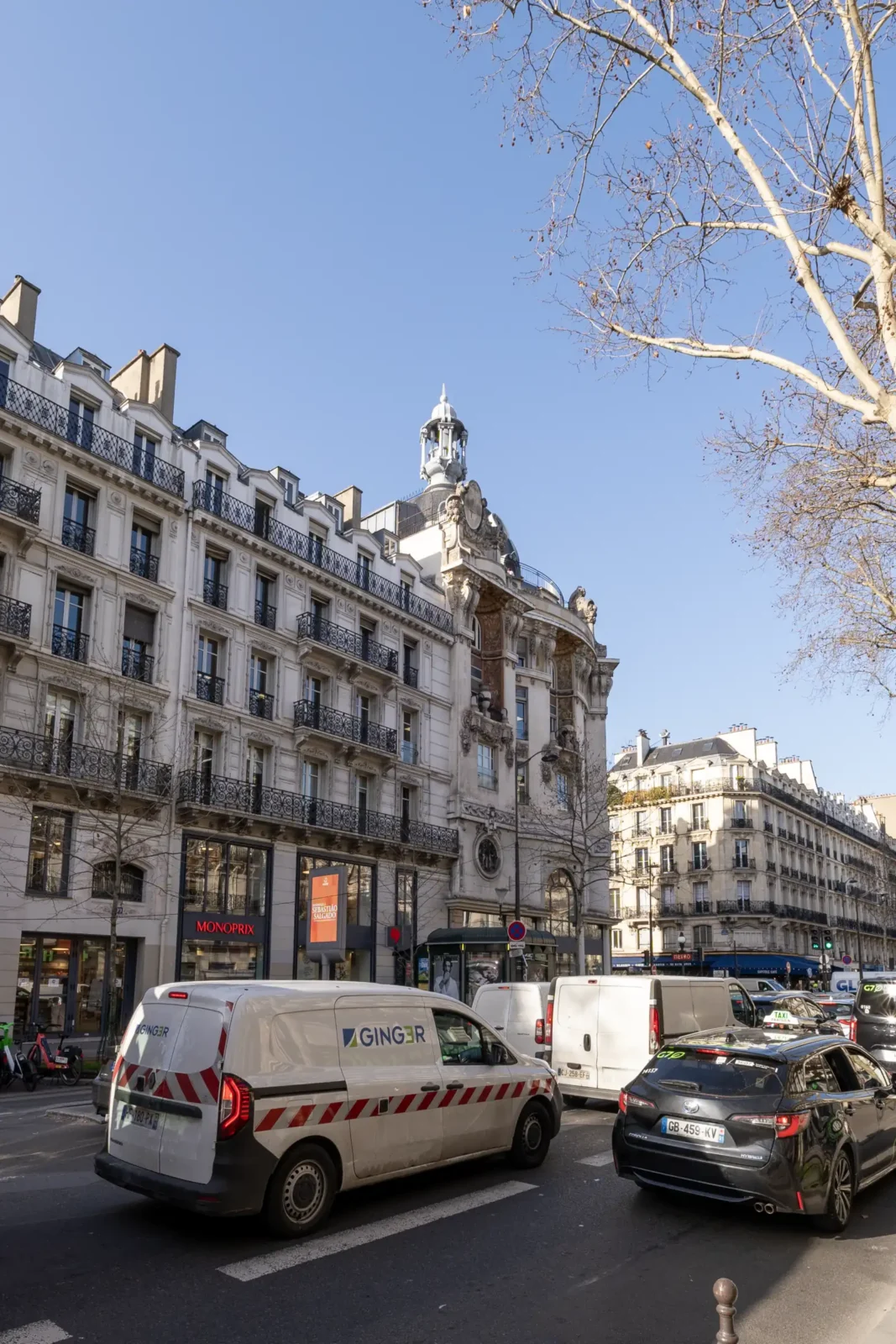 Façade historique de l'ancien magasin Félix Potin à Paris sous un ciel bleu dégagé.