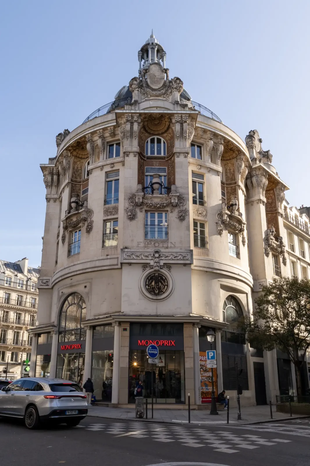 La façade sculptée de l'ancien magasin Félix Potin abrite désormais un magasin Monoprix parisien.