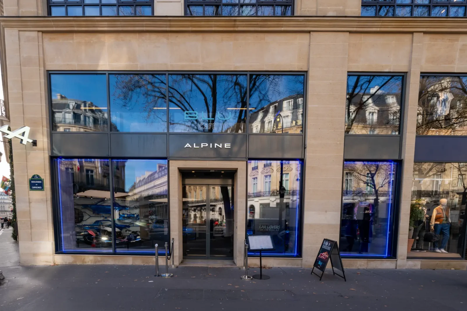La façade moderne du Blu Café Alpine sur le boulevard des Capucines à Paris.