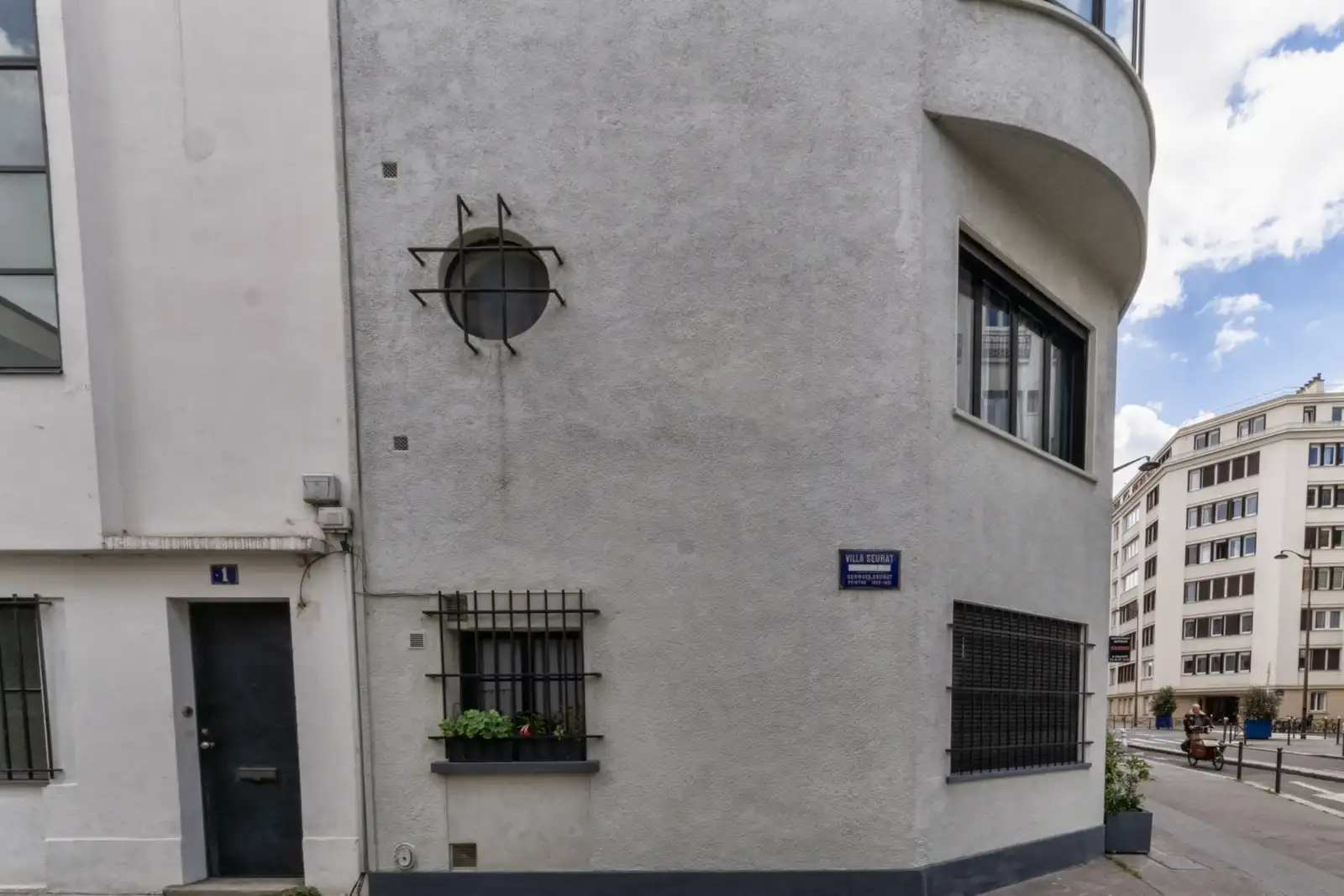 La façade de l'atelier Chana Orloff à Paris présente un mur gris et texturé.