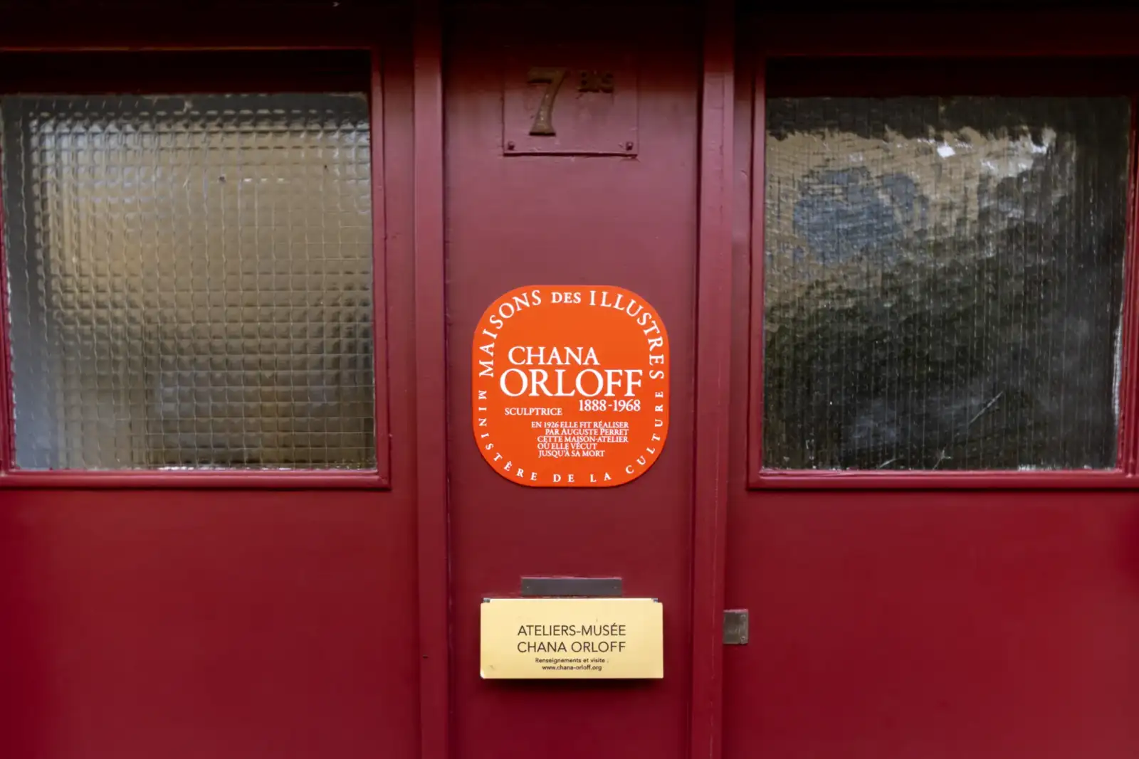 Porte bordeaux de l atelier de Chana Orloff avec plaque Maisons des Illustres.