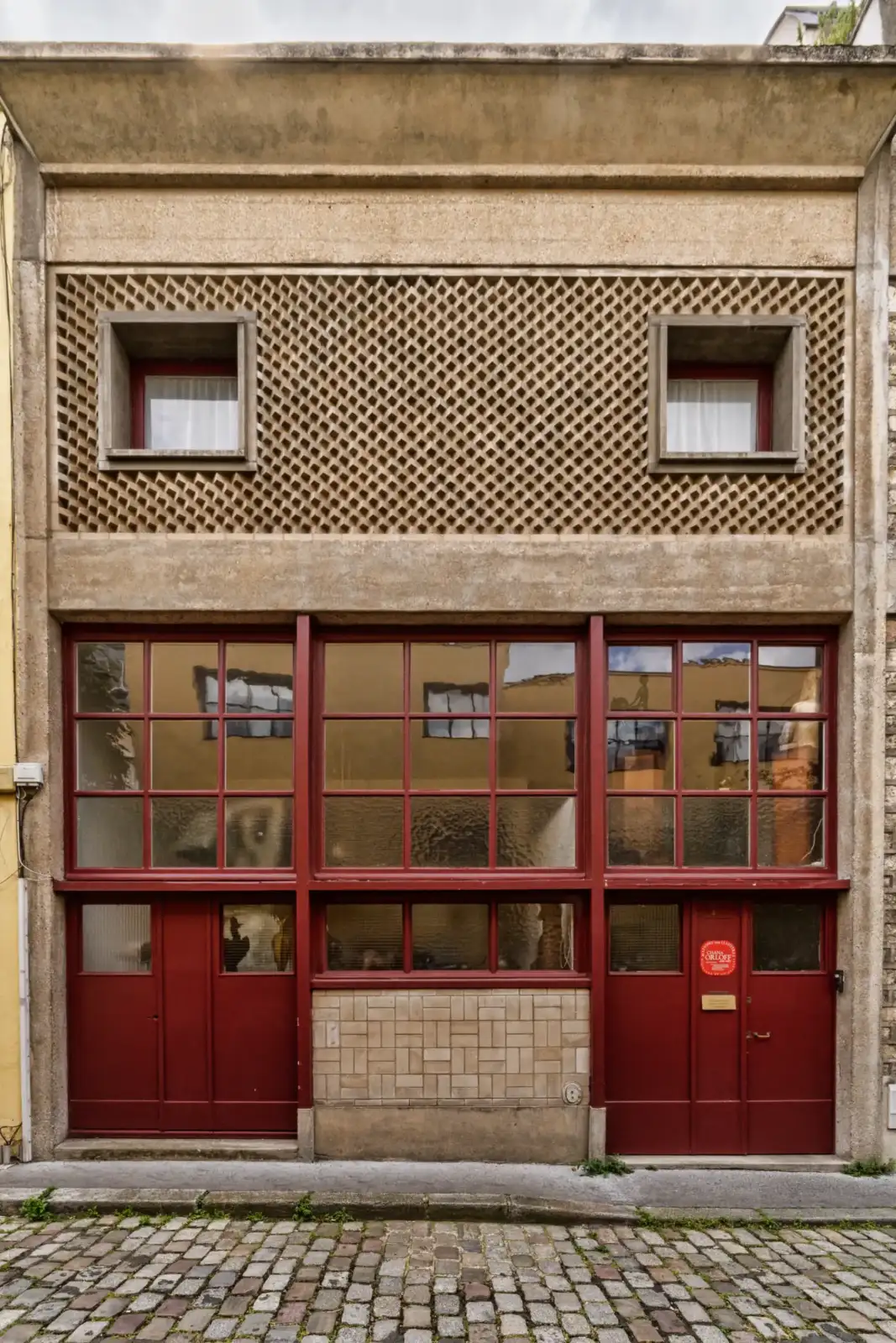 Facade de l atelier du musee Chana Orloff a Paris avec un pavement pave.
