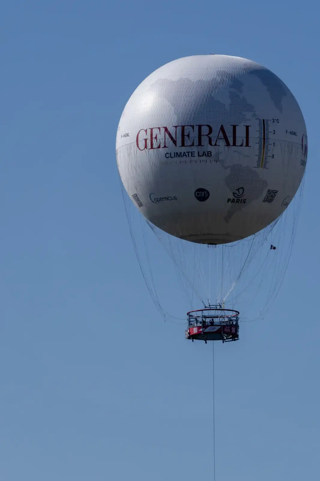 Le grand ballon publicitaire Generali s'élève dans un ciel bleu dégagé.