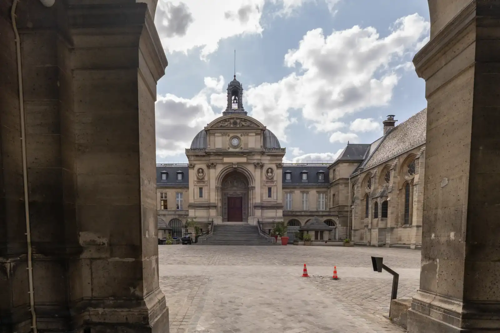 Vue encadrée de la façade classique et pavée de la bibliothèque centrale du Cnam à Paris.