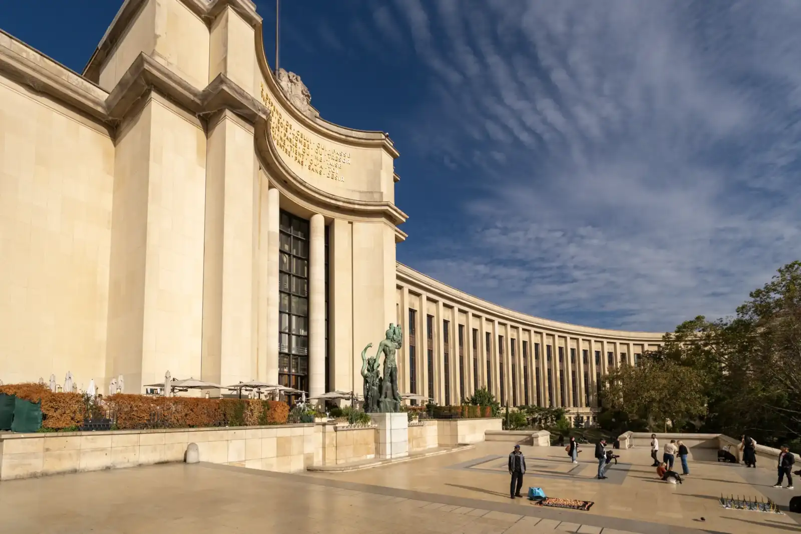 Vue inclinée de la façade monumentale de la Cité de l'architecture à Paris.