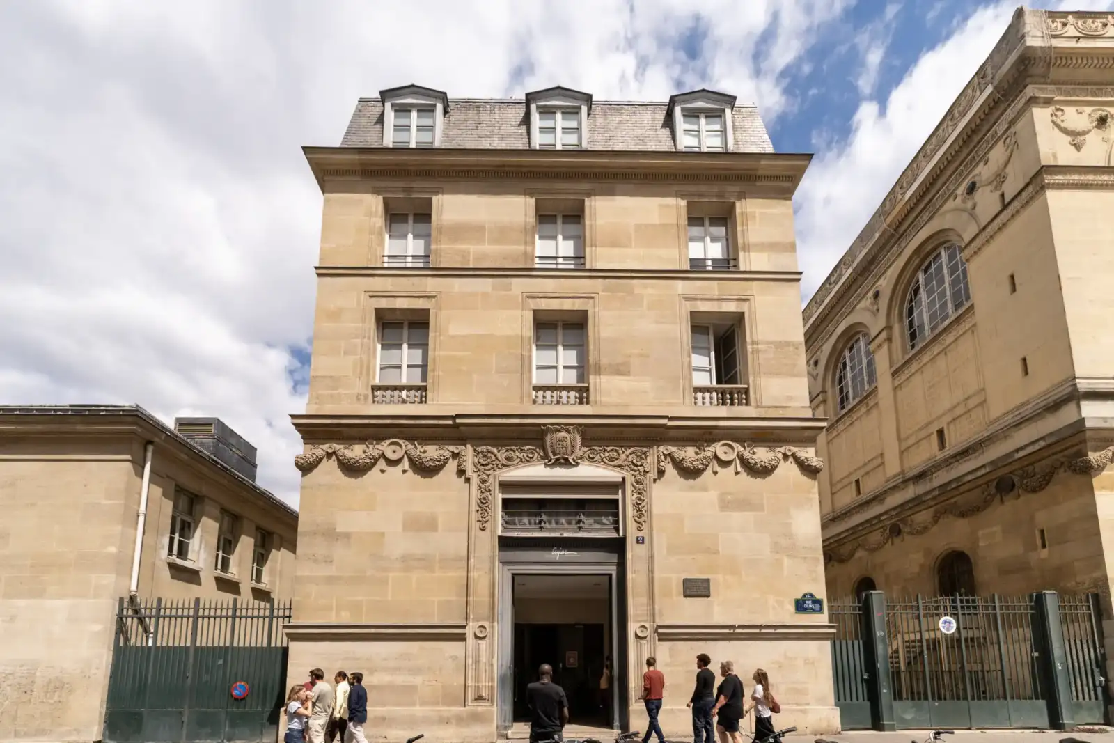 Vue de la façade principale et de l'entrée de la bibliothèque Cujas à Paris.