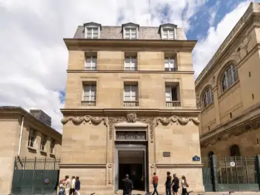 Vue de la façade principale et de l'entrée de la bibliothèque Cujas à Paris.