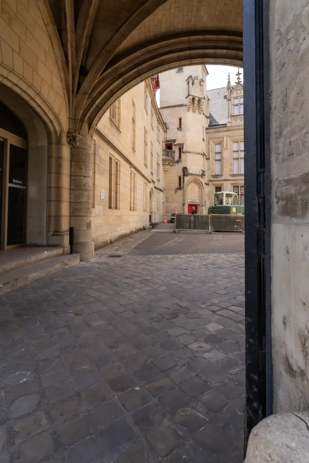 Une vue en contre-plongée de la cour pavée de la bibliothèque Forney à Paris.