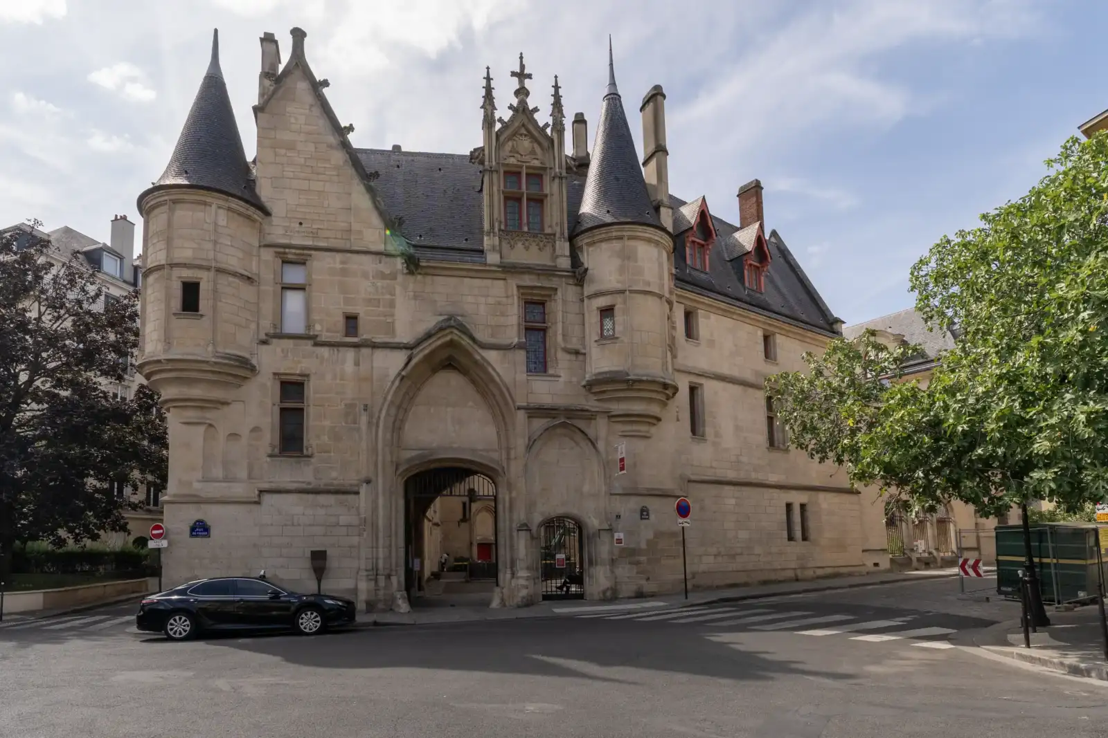 La façade gothique en pierre de la bibliothèque Forney à Paris avec ses deux tourelles.