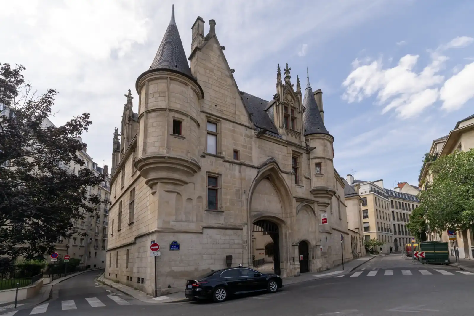 Vue en contre-plongée de la façade gothique de la bibliothèque Forney à Paris.
