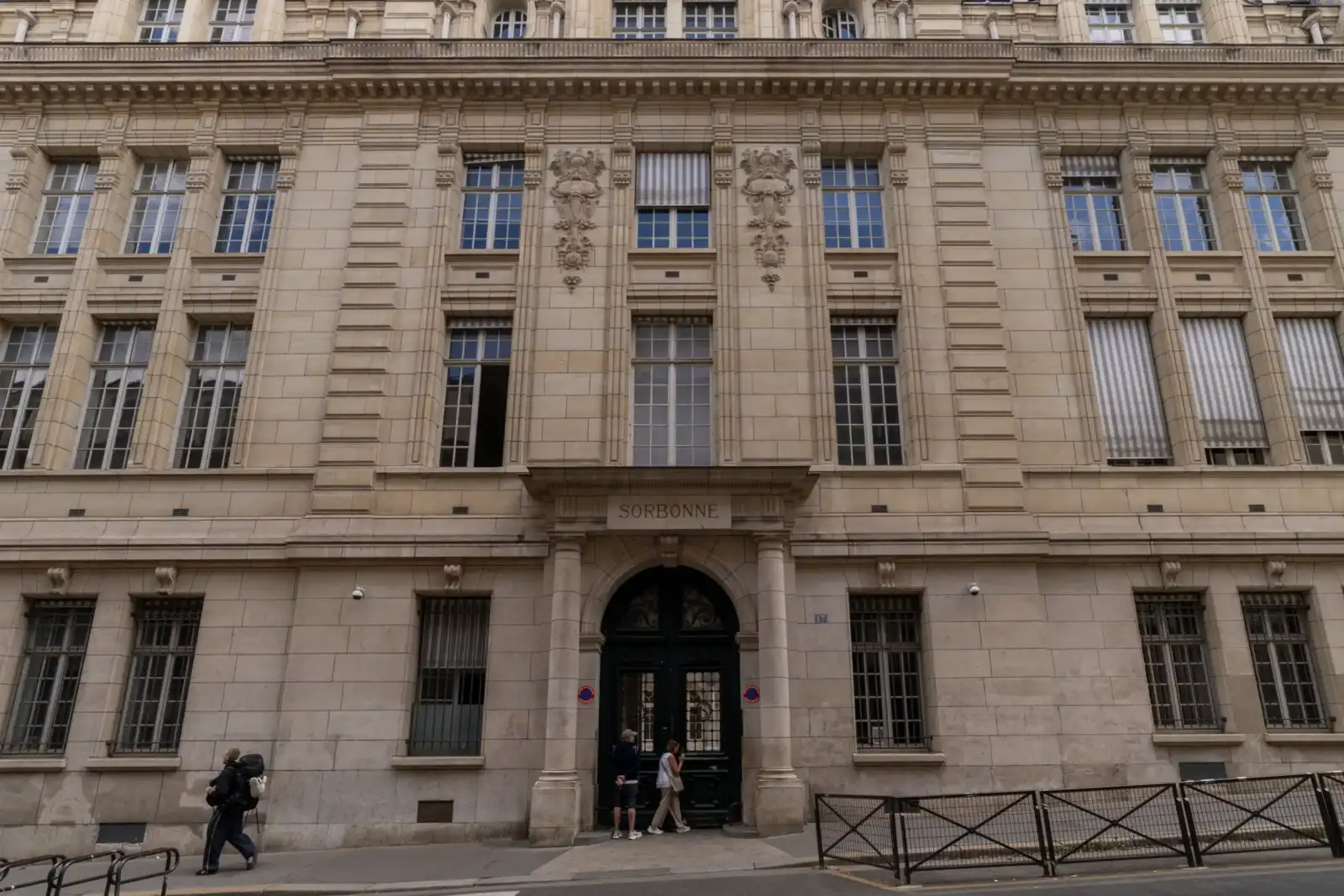 Vue de la grande façade en pierre claire de la bibliothèque interuniversitaire de la Sorbonne.