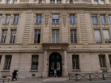 Vue de la grande façade en pierre claire de la bibliothèque interuniversitaire de la Sorbonne.