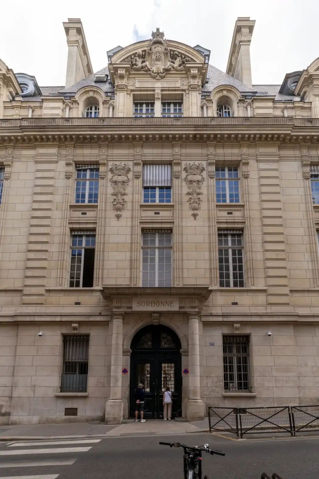 Vue de face de la majestueuse façade en pierre sculptée de la bibliothèque Sorbonne.