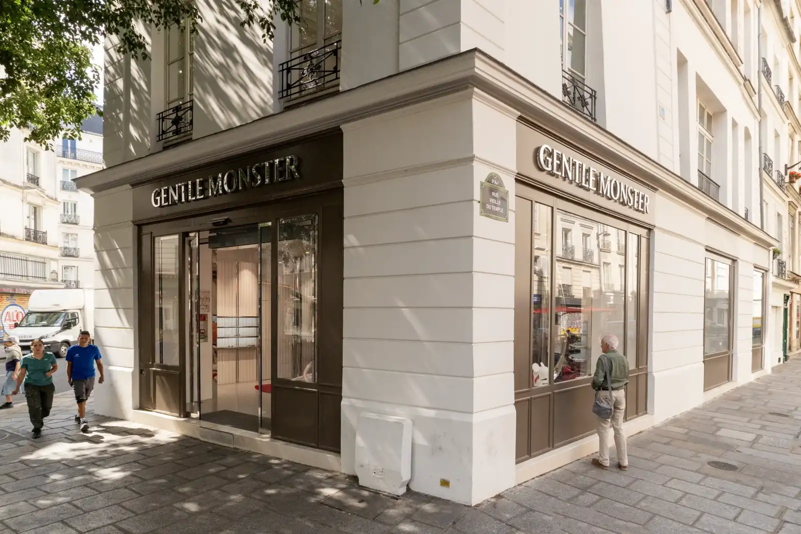 Vue extérieure de la boutique Gentle Monster à l angle d une rue parisienne