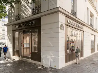 Vue extérieure de la boutique Gentle Monster à l angle d une rue parisienne