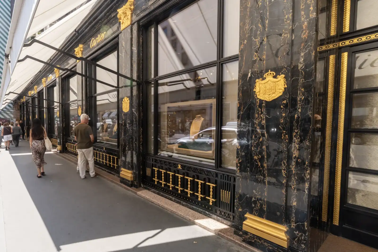 La somptueuse façade noire et dorée d'une boutique de luxe à Paris.