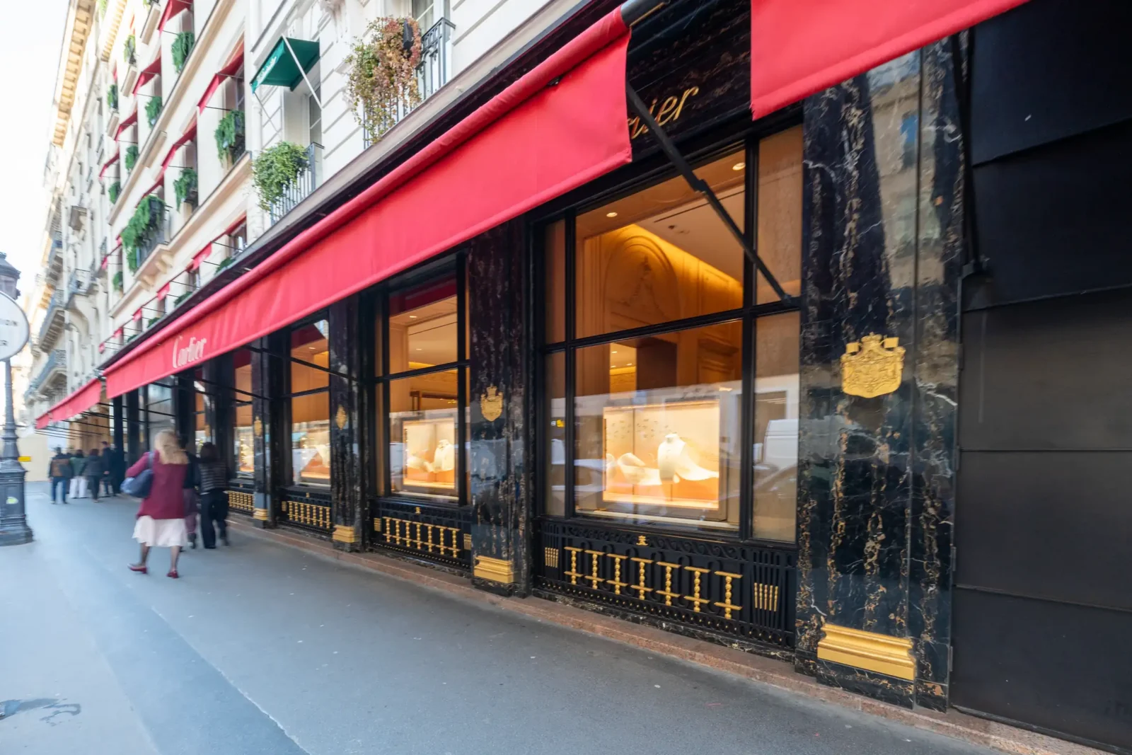 La boutique Cartier avec ses vitrines élégantes et son store rouge dans Paris.