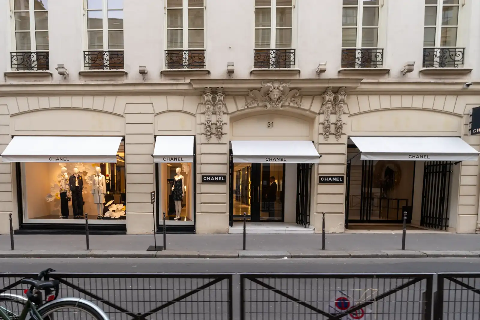 La façade élégante de la boutique Chanel au 31 rue Cambon à Paris.