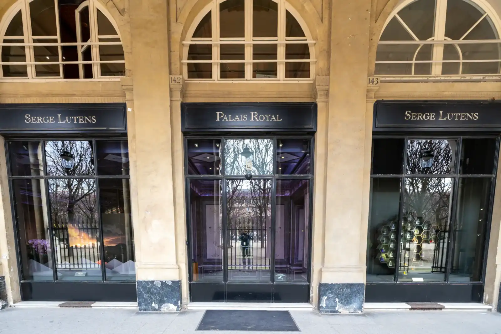 La façade élégante de la boutique Serge Lutens située sous les arcades du Palais Royal.