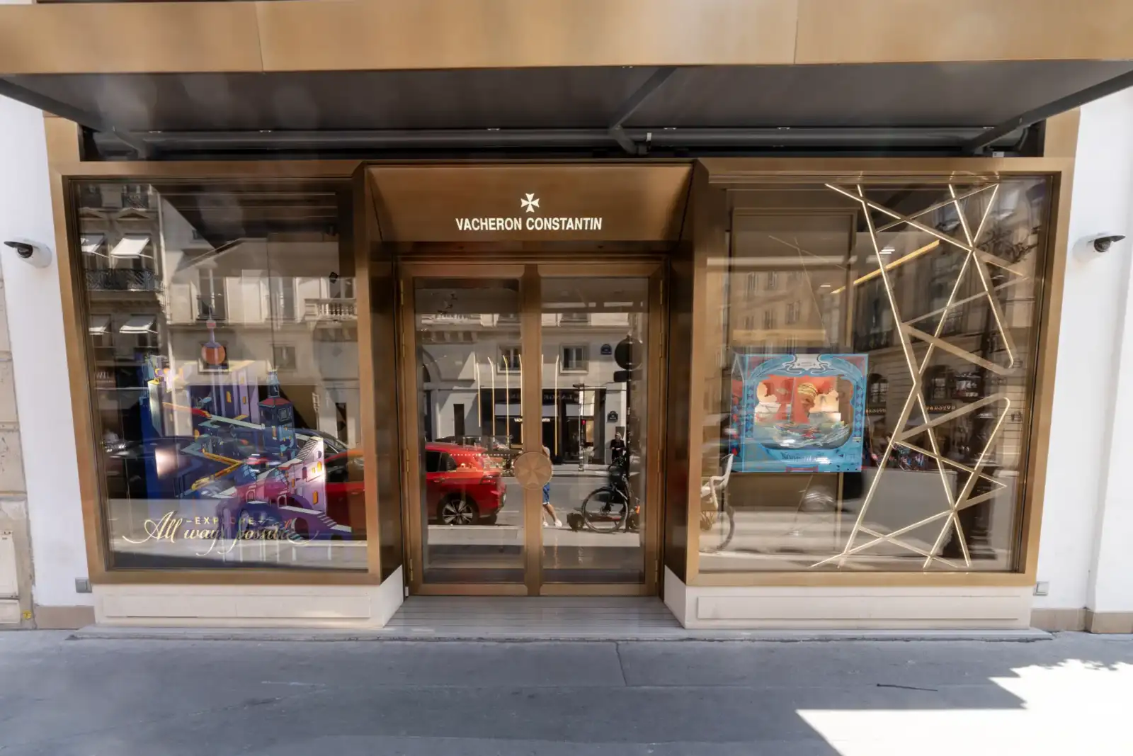 Devanture dorée de la boutique de luxe Vacheron Constantin à Paris avec des vitrines décorées.