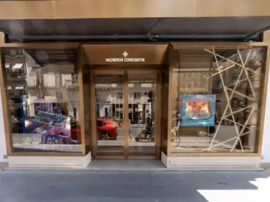 Devanture dorée de la boutique de luxe Vacheron Constantin à Paris avec des vitrines décorées.