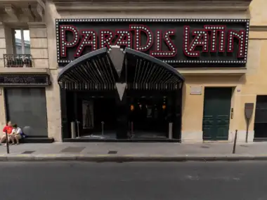 Façade du célèbre cabaret parisien Paradis Latin, avec son enseigne lumineuse rouge.