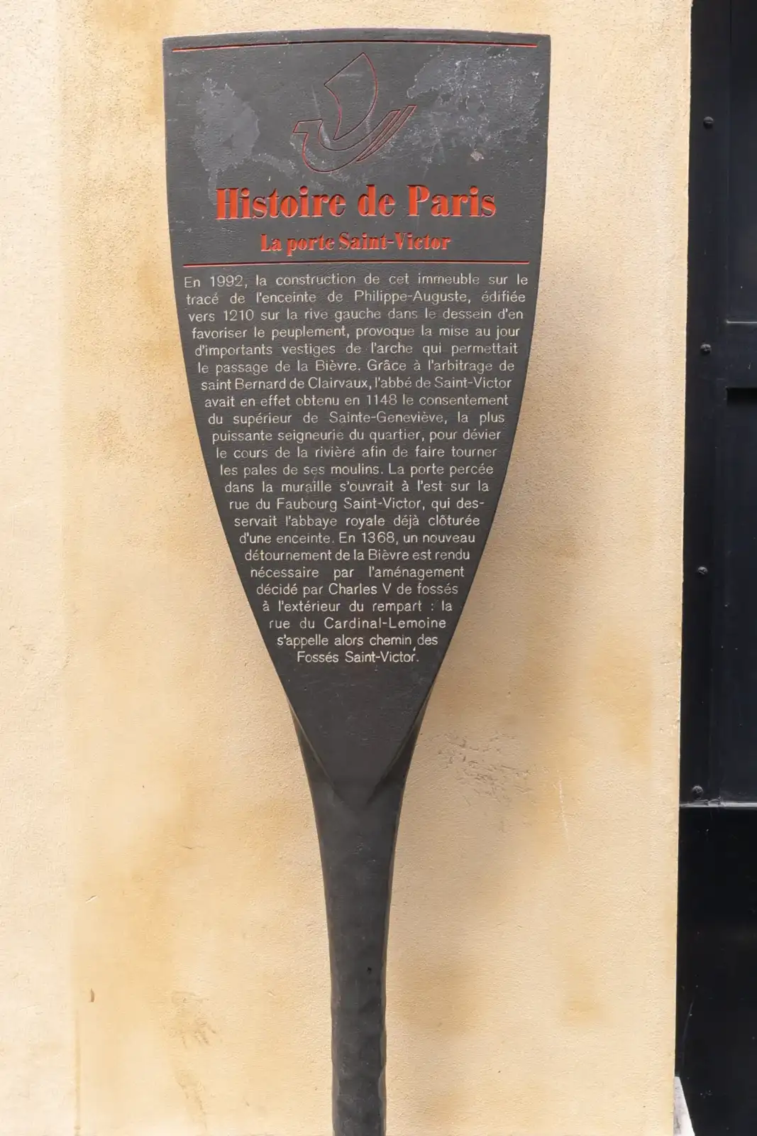 Panneau d'information noir Histoire de Paris sur l'histoire de la porte Saint Victor