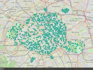 Une carte géographique montre de nombreux points verts représentant l'emplacement des fontaines à Paris.