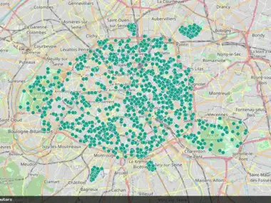Une carte géographique montre de nombreux points verts représentant l'emplacement des fontaines à Paris.