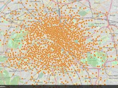 Carte de Paris couverte de nombreux points orange représentant les stations Vélib.