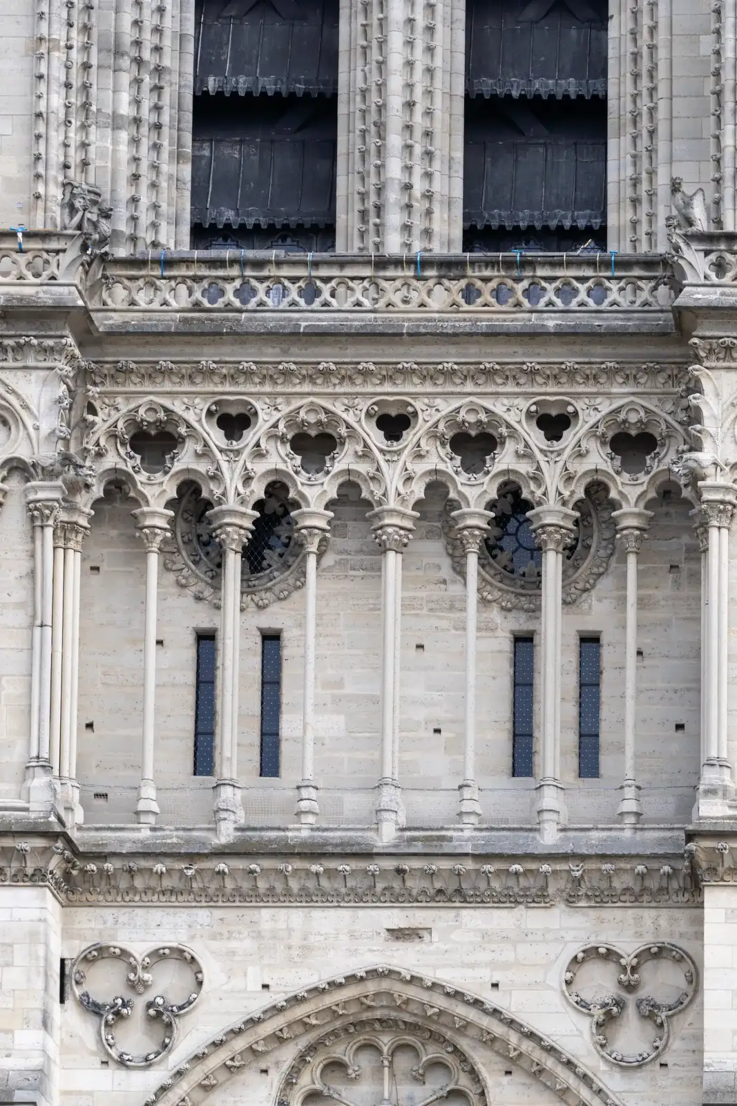 Détails architecturaux gothiques sculptés sur la façade en pierre de la cathédrale Notre-Dame.