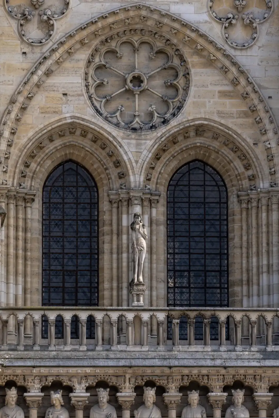 Une statue orne la façade gothique de la cathédrale Notre-Dame de Paris en France.