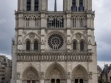 La cathédrale Notre-Dame de Paris se dresse majestueusement devant une foule de touristes nombreux.