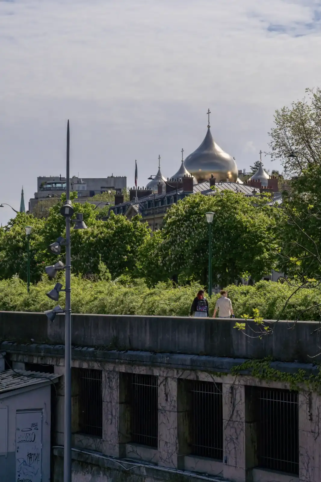 La cathédrale Sainte-Trinité à Paris se dresse majestueusement avec ses dômes dorés brillants.