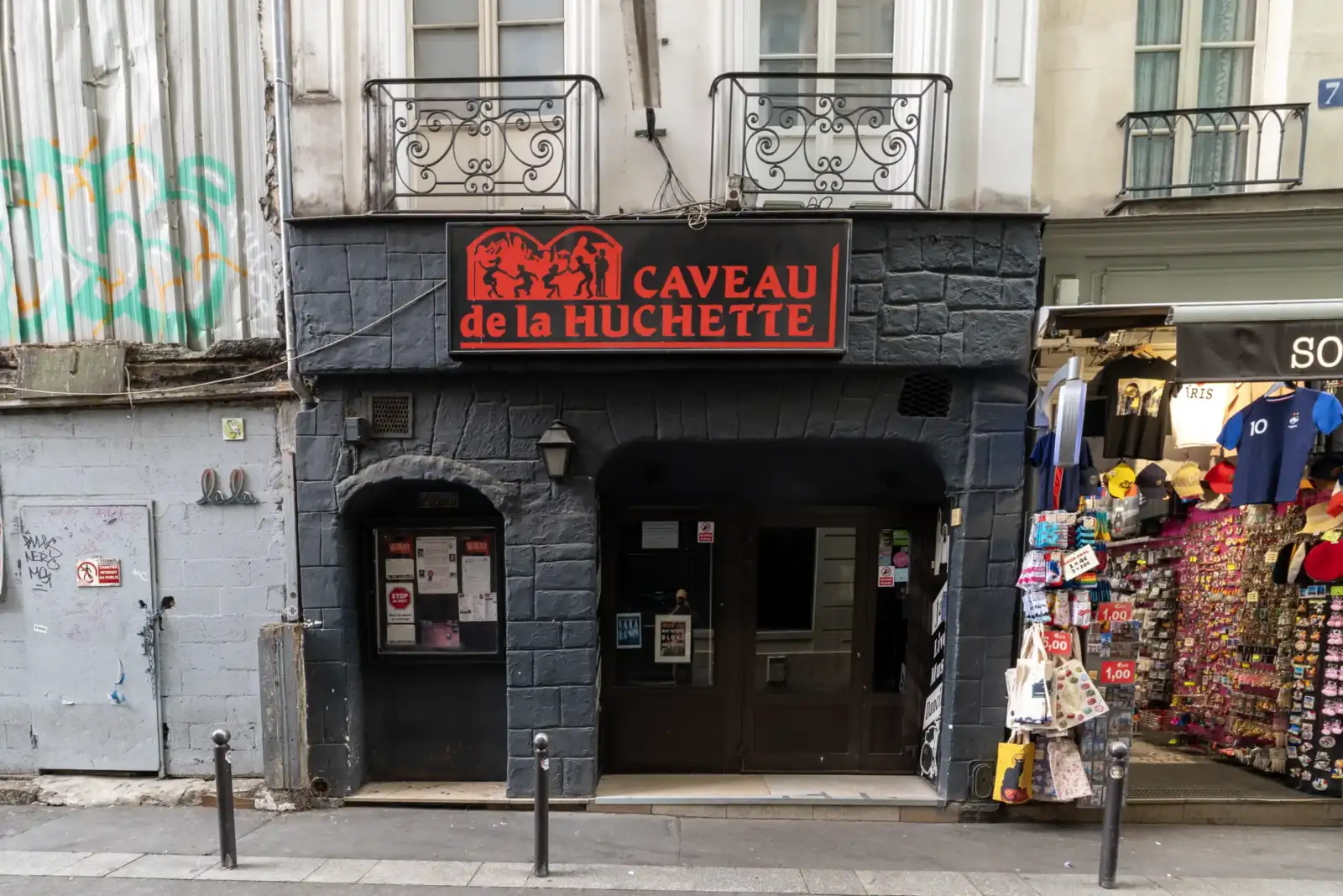 Façade sombre du célèbre club de jazz parisien Caveau de la Huchette.