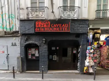 Façade sombre du célèbre club de jazz parisien Caveau de la Huchette.