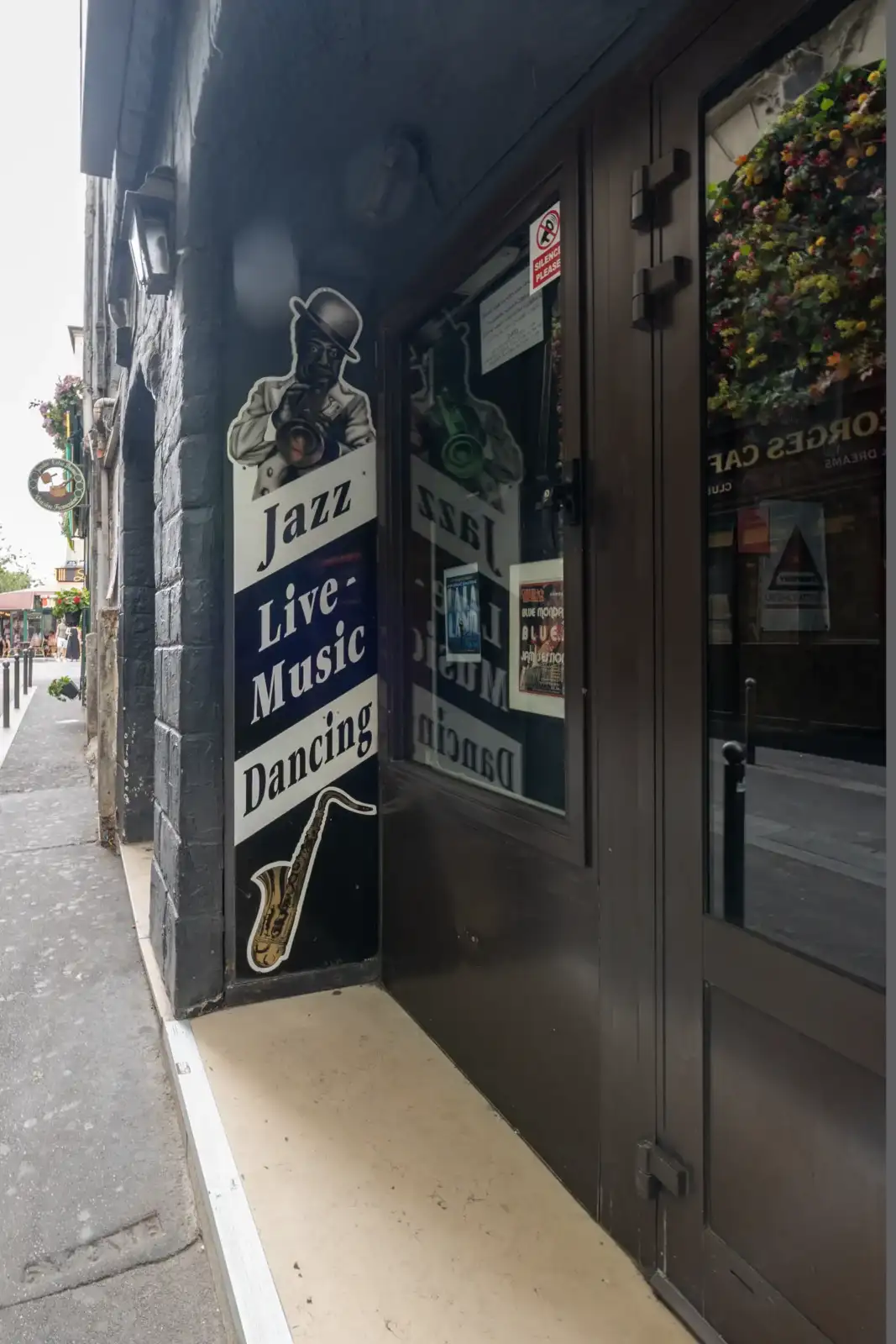 Façade du célèbre club de jazz parisien le Caveau de la Huchette.