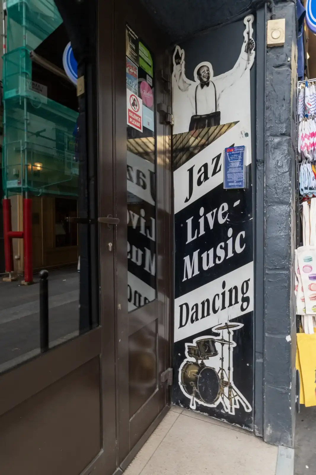 Entrée du Caveau de la Huchette à Paris avec sa célèbre enseigne jazz.