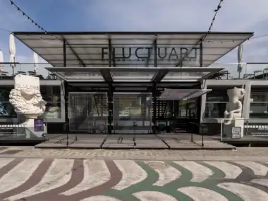 La façade moderne du centre d'art flottant Fluctuart à Paris sous un ciel dégagé.