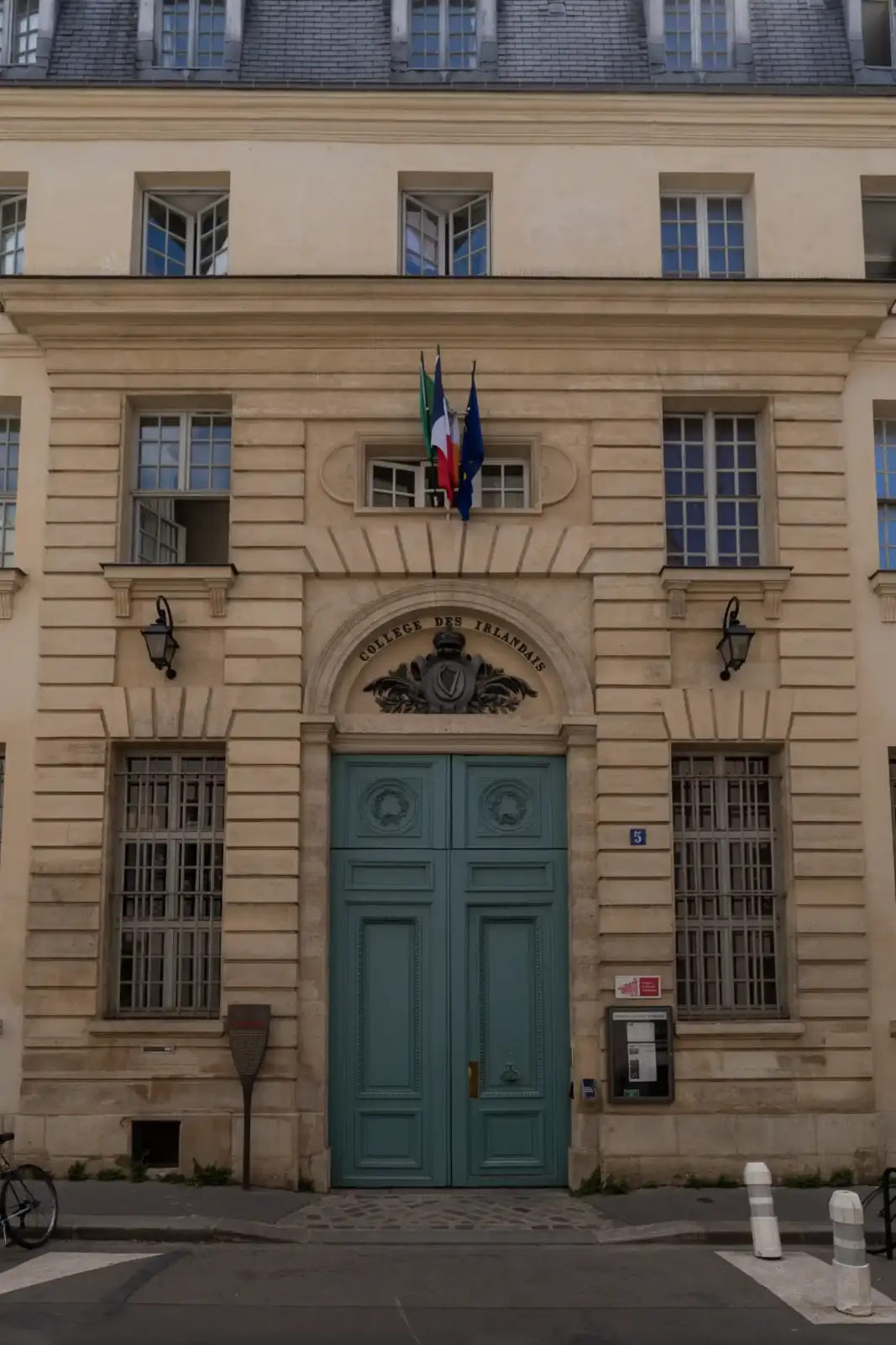 Façade beige classique du Centre culturel irlandais à Paris avec une grande porte bleue.