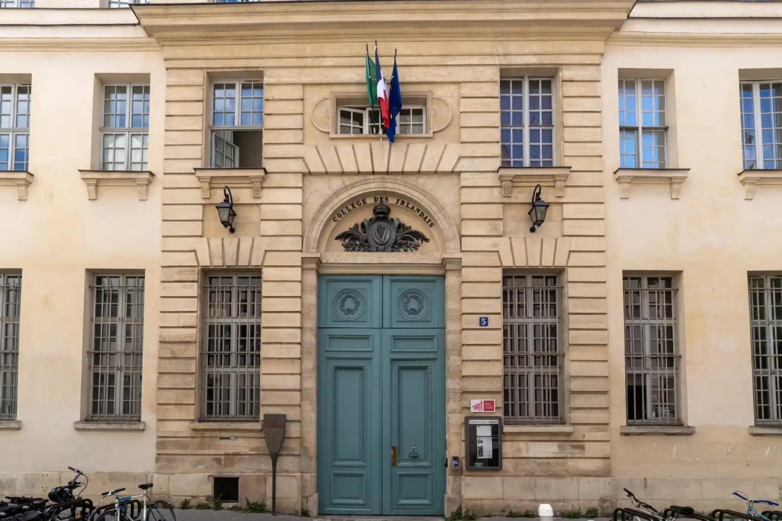 Façade classique du Centre Culturel Irlandais à Paris avec une grande porte bleue.