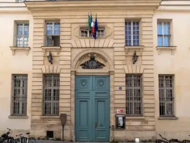 Façade classique du Centre Culturel Irlandais à Paris avec une grande porte bleue.