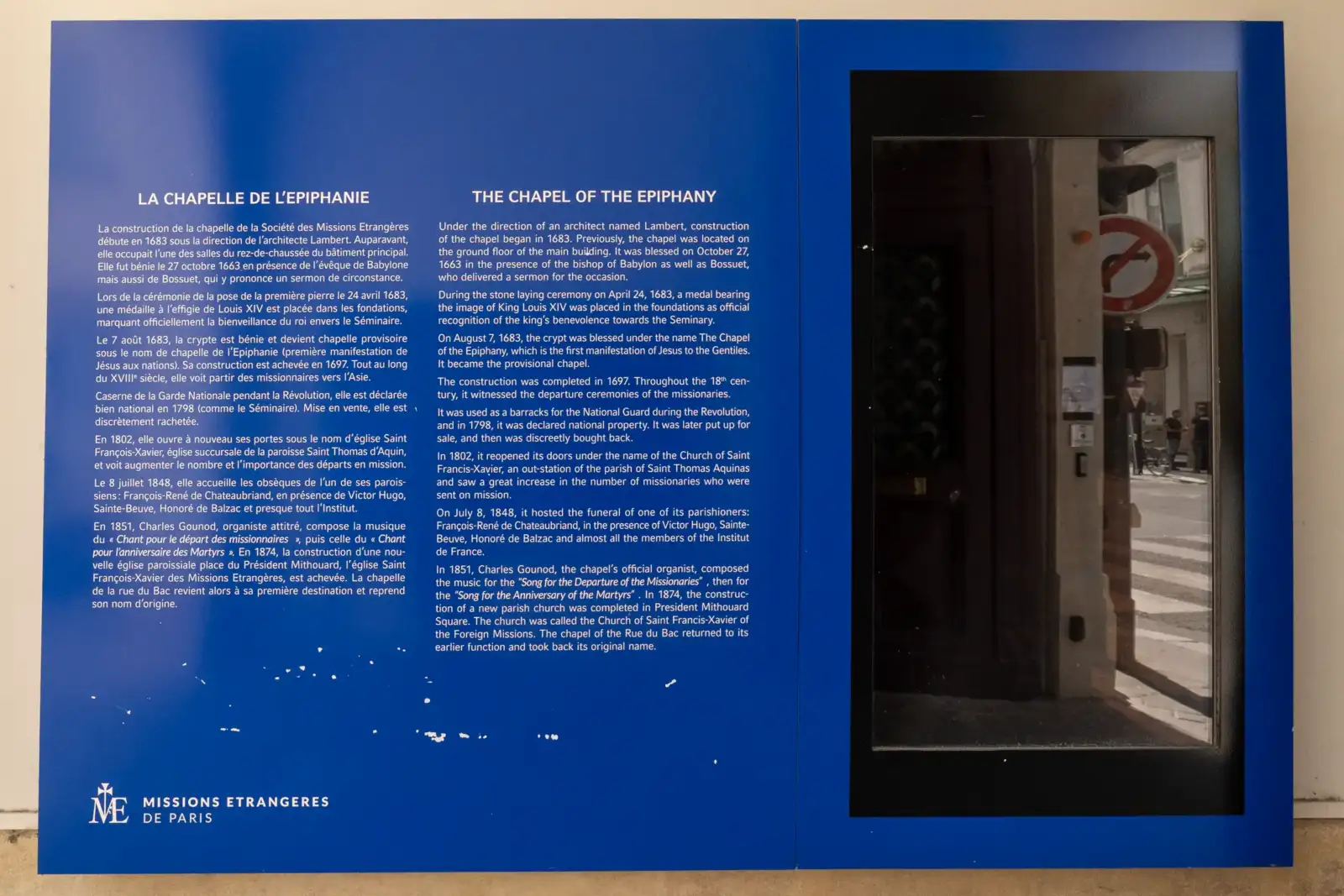 Un panneau bleu et blanc bilingue présente l'histoire de la chapelle de l'Épiphanie à Paris.